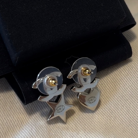 Auth CHANEL 2019 Heart and Star stud earrings - Picture 5 of 5